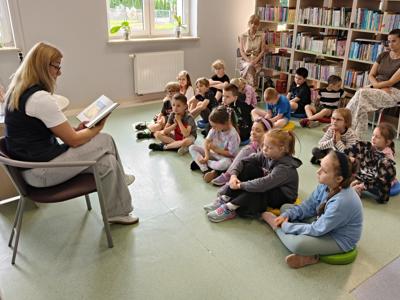 XXIV Ogólnopolski Tydzień Czytania Dzieciom. Dzień 5 - Dyrektor Monika Sobczak-Waliś i dzieci