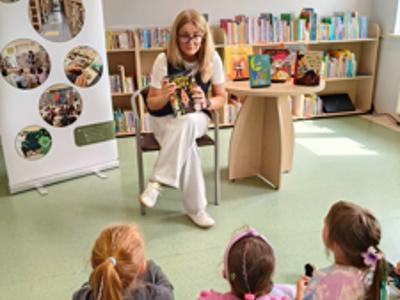 XXIV Ogólnopolski Tydzień Czytania Dzieciom. Dzień 5 - Dyrektor Monika Sobczak-Waliś i dzieci