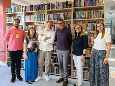 Spotkanie z Mirosławem Zbrojewiczem - Mirosław Zbrojewicz, Dariusz Rekosz, dyrektor Monika Sobczak-Waliś i bibliotekarze