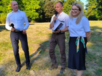 Narodowe Czytanie Gołuchów 2025 - Od lewej: Wójt, Dyrektor OKL, Dyrektor Biblioteki