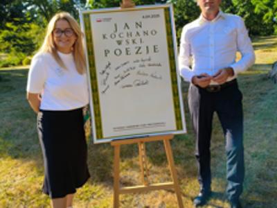 Narodowe Czytanie Gołuchów 2025 - Od lewej: Dyrektor Biblioteki Publicznej Gminy Gołuchów, Dyrektor OKL