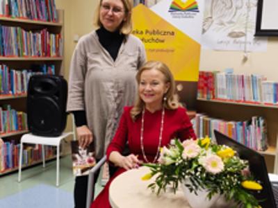 Spotkanie z Laurą Łącz - Laura Łącz podczas podpisywania książek publiczności