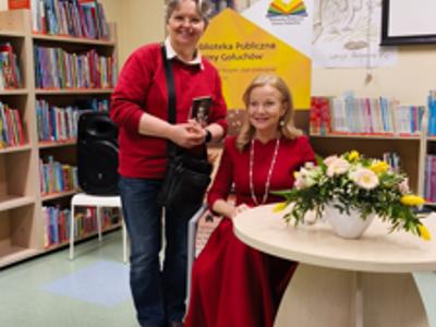 Spotkanie z Laurą Łącz - Laura Łącz podczas podpisywania książek publiczności