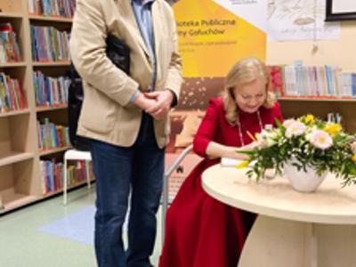 Spotkanie z Laurą Łącz - Laura Łącz podczas podpisywania książek publiczności