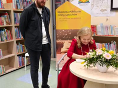 Spotkanie z Laurą Łącz - Laura Łącz podczas podpisywania książek publiczności