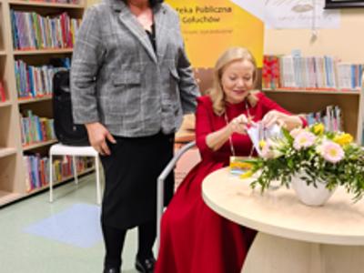 Spotkanie z Laurą Łącz - Laura Łącz podczas podpisywania książek publiczności