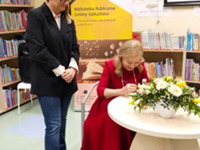 Spotkanie z Laurą Łącz - Laura Łącz podczas podpisywania książek publiczności