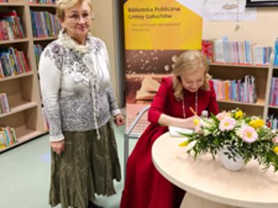 Spotkanie z Laurą Łącz - Laura Łącz podczas podpisywania książek publiczności