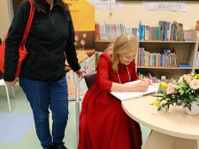 Spotkanie z Laurą Łącz - Laura Łącz podczas podpisywania książek publiczności