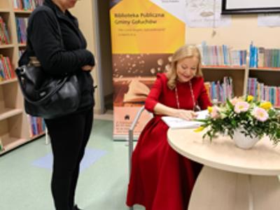 Spotkanie z Laurą Łącz - Laura Łącz podczas podpisywania książek publiczności