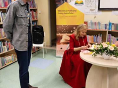 Spotkanie z Laurą Łącz - Laura Łącz podczas podpisywania książek publiczności