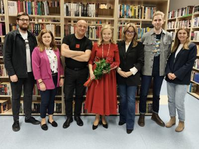 Spotkanie z Laurą Łącz - Laura Łącz, Dyrektor Monika Sobczak-Waliś, Dariusz Rekosz oraz pracownicy biblioteki