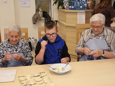 SPOTKANIE_POKOLEŃ_PRZY_STOLE_16