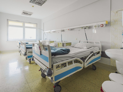 Sala z łóżkami na oddziale 