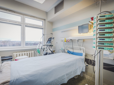Sala z łóżkiem i specjalistycznymi urządzeniami 
