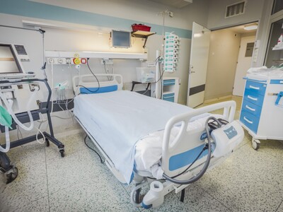 Sala z łóżkiem i specjalistycznymi urządzeniami. Ujęcie z innej perspektywy sali. 