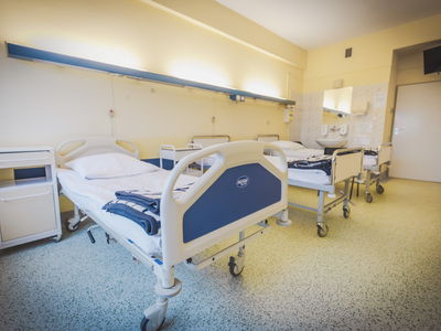 Sala oddziału z trzema łóżkami 