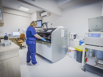 Badanie próbek specjalistycznym urządzeniem laboratoryjnym