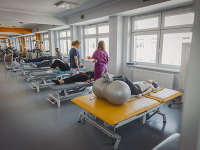 Ćwiczenia na sali rehabilitacyjnej 