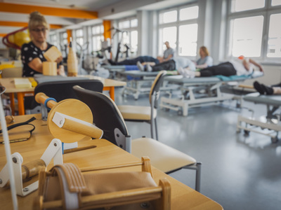 Sprzęt rehabilitacyjny do ćwiczenia rąk i dłoni. 