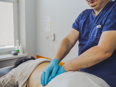 Rehabilitant podczas masażu pacjenta 
