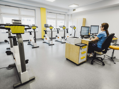 Sala rehabilitacyjna w poradni kardiologicznej 