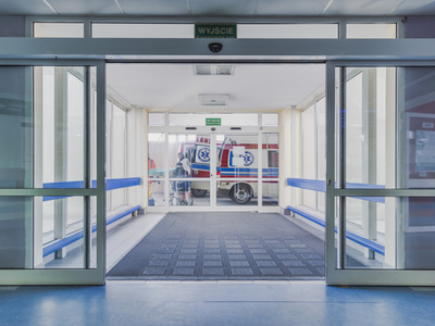 Ambulans stojący na podjeździe dla karetek przed Szpitalnym Oddziałem Ratunkowym 