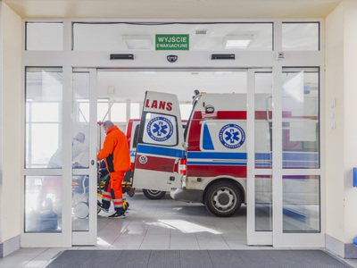 Ratownik medyczny obok ambulansu 