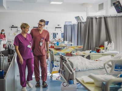 Pielęgniarka oddziałowa z lekarzem w sali intensywnego nadzoru kardiologicznego 
