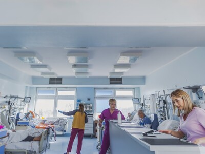 Pielęgniarka oddziałowa nadzorująca pracę w sali chorych 