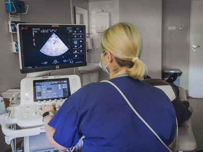 Badanie ultrasonografem w pracowni pododdziału udarowego