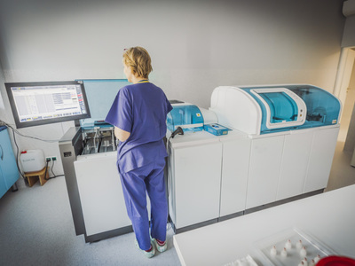 racownik laboratorium podczas pracy przy specjalistycznym sprzęcie laboratoryjnym 
