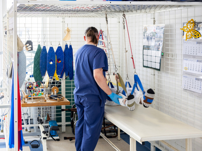 Rehabilitant podczas ćwiczeń z pacjentem