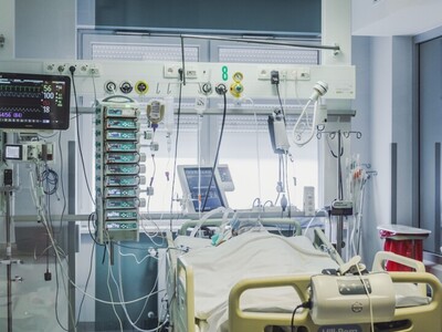 Łóżko i aparatura w sali oddziału 