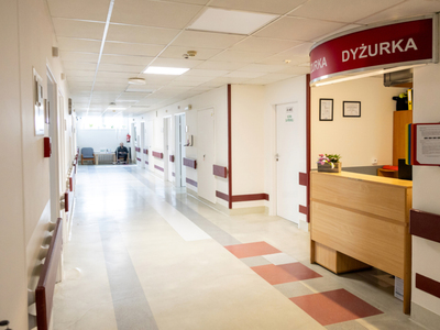 Korytarz oddziału. Dyżurka pielęgniarek. 