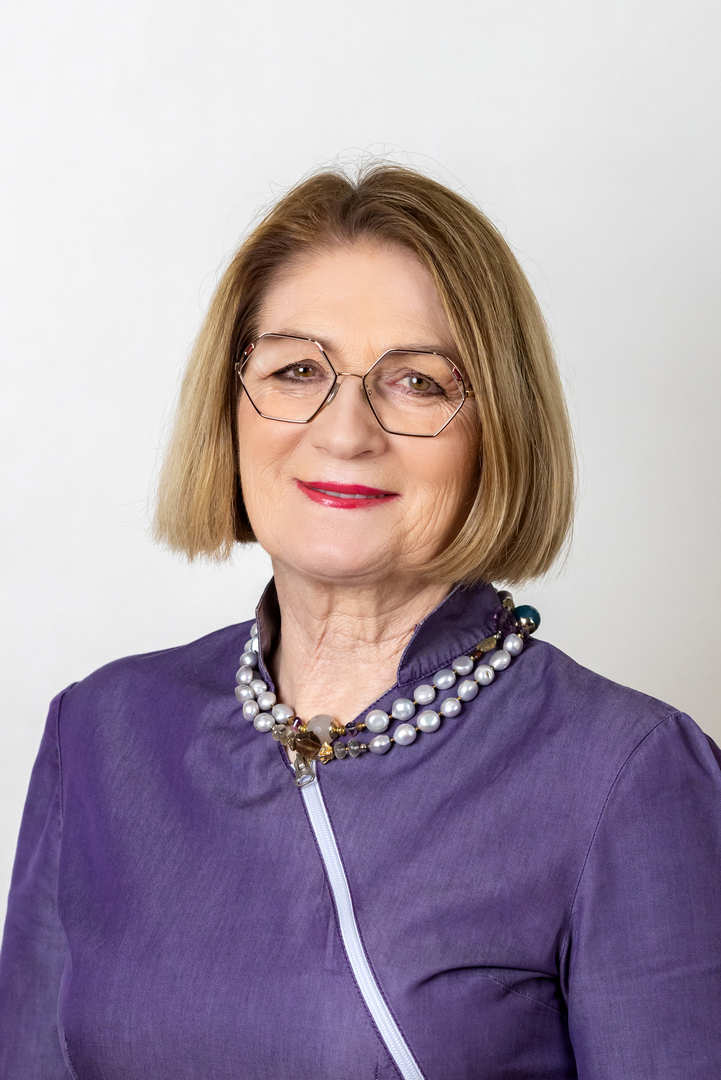prof. zw. dr hab. n. med. Iwona Mozer-Lisewska