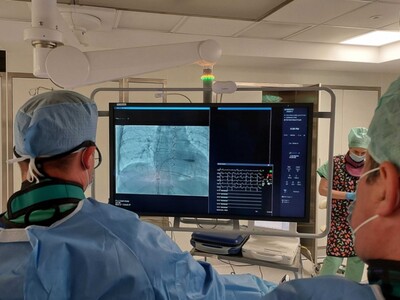 Lekarz przy monitorze podczas implantacji stymulatora bezelektrodowego Micra AV 2.0