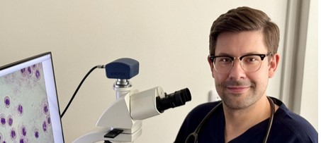 dr n. med. Cezary Iwaszkiewicz z Oddziału Reumatologii, Układowych Chorób Tkanki Łącznej i Immunoterapii Chorób Reumatycznych