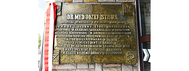 Tablica upamiętniająca patrona szpitala doktora medycyny Józefa Strusia 
