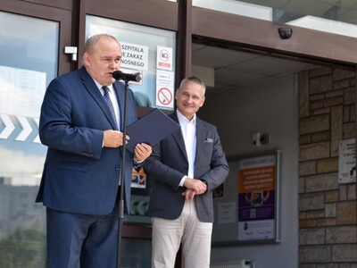 Dyrektor Bartłomiej Gruszka podczas przemówienia, obok zastępca Prezydenta Poznania Jędrzej Solarski 