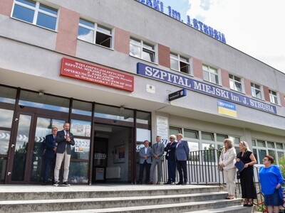 Uroczystość odsłonięcia tablicy Józefa Strusia przed wejściem głównym do Szpitala 