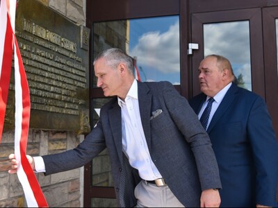 Zastępca Prezydenta Poznania Jędrzej Solarski i Dyrektor Szpitala Bartłomiej Gruszka odsłaniają tablicę