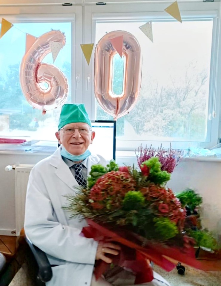 Dr Kawczyński z bukietem