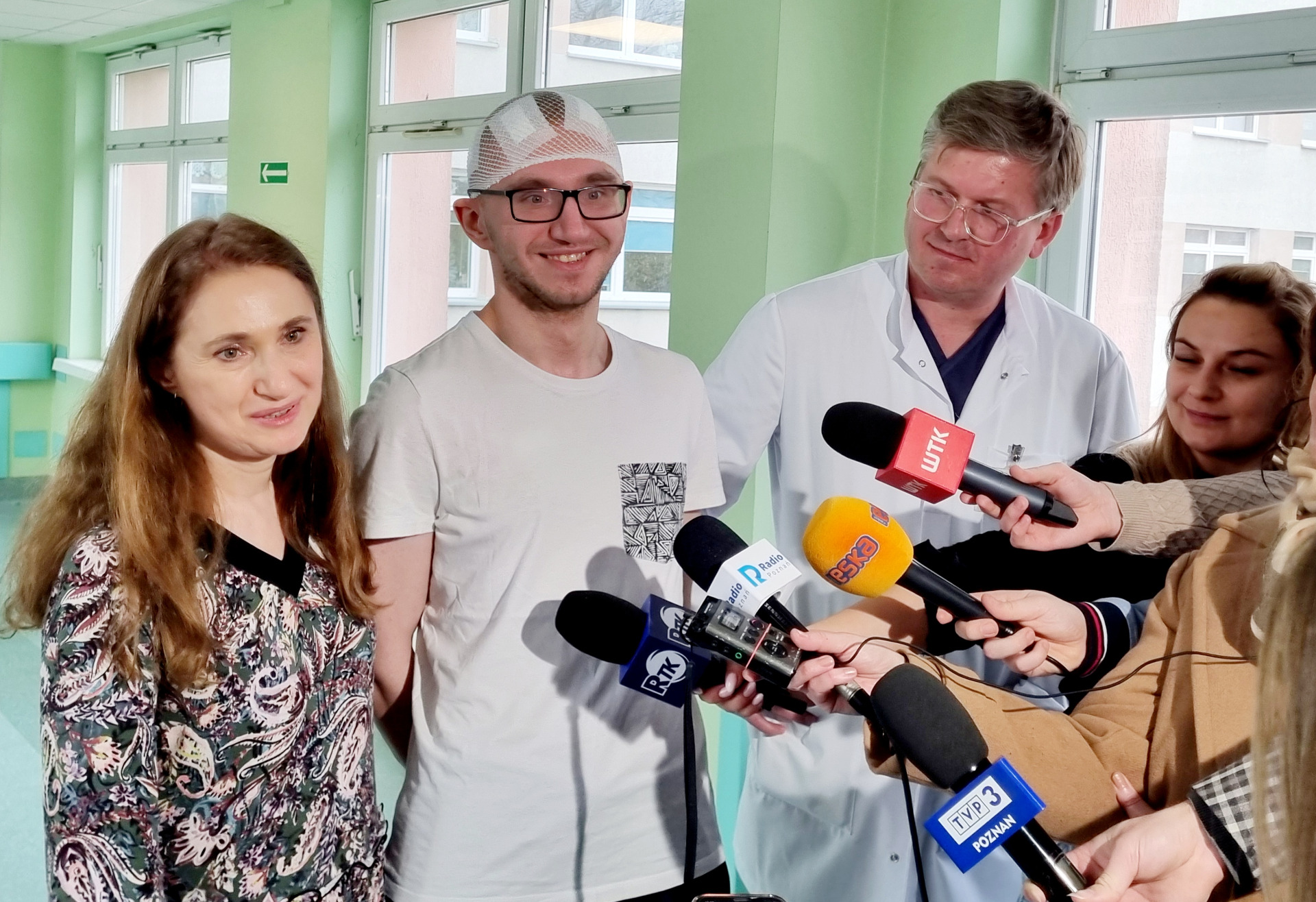 Mężczyzna po zabiegu DBS wraz ze swoją mamą oraz ordynatorem Oddziału Neurochirurgii udzielają  wywiadu mediom