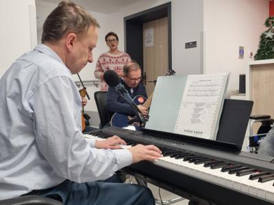 Mężczyzna grający na keyboardzie