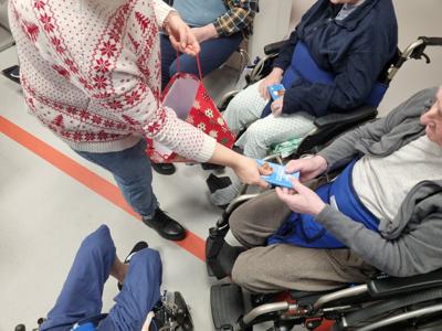 Pacjenci otrzymujący czekoladę w prezencie od zespołu 
