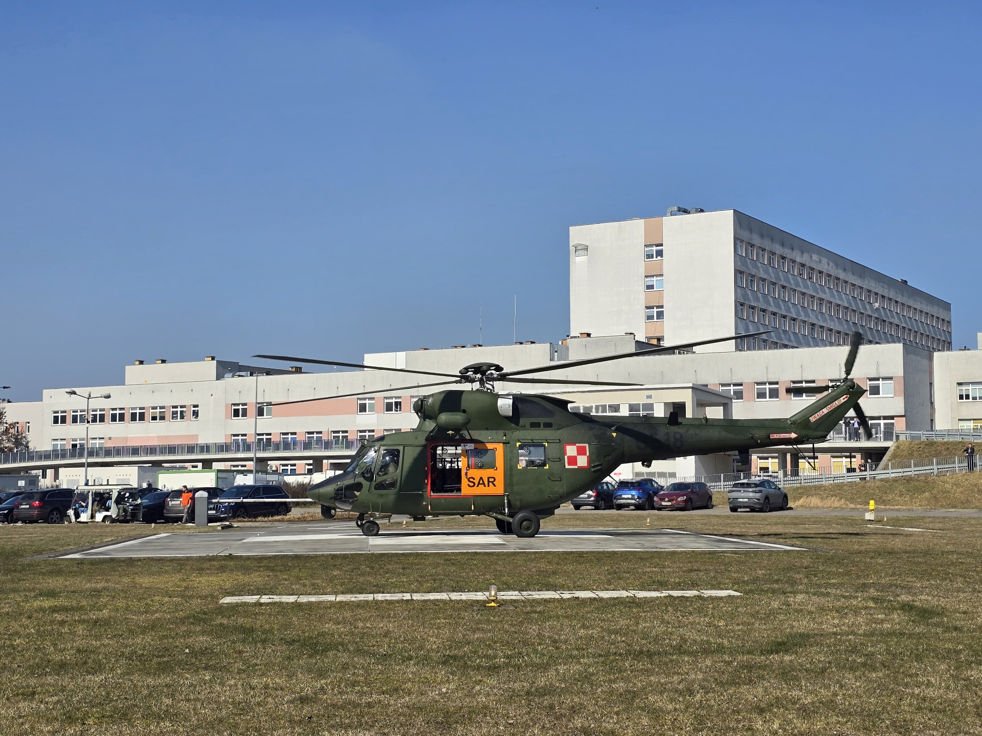 Śmigłowiec W-3W Sokół na lądowisku szpitala 