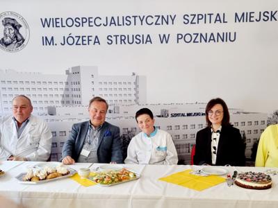 Na zdjęciu Dyrekcja Szpitala wraz z Główną Księgową oraz Magister Danuta Kurasz podczas uroczystości pożegnania.