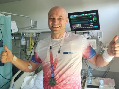 Krzysztof Białoń w koszulce 17.PKO Poznań Półmaraton z medalem na szyi