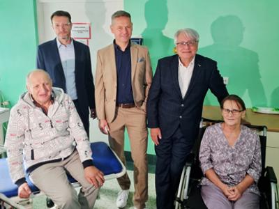 Zespół kardiochirurgów z pacjentami